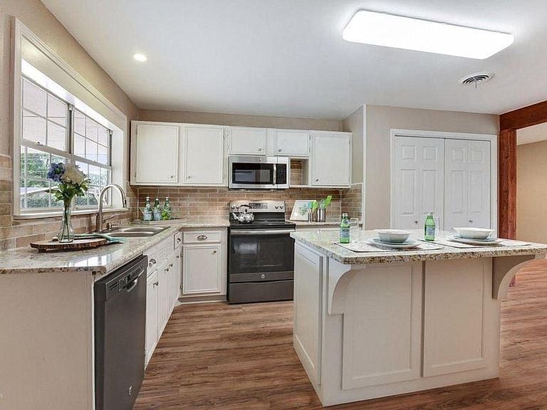 Building Photo - 162 Grand Ave