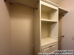 Building Photo - 6734 Honeyridge Ln