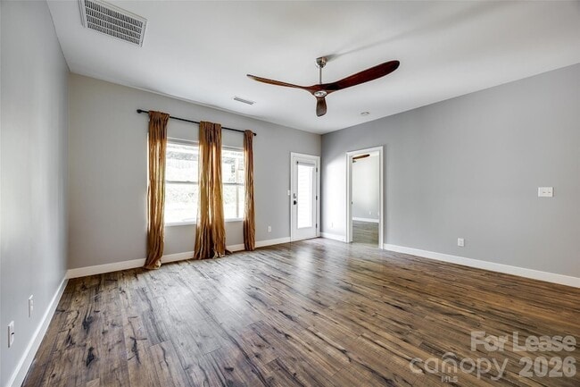 Building Photo - 440 Battery Cir