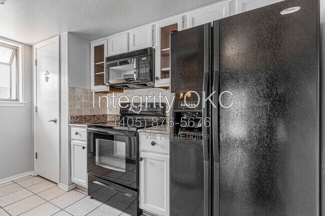 Building Photo - 4400 Hemingway Dr