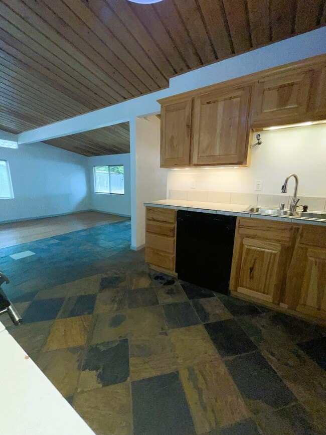 Building Photo - 3070 NW Paul Benjamin Rd