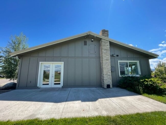 Building Photo - Beautiful Country Townhome!