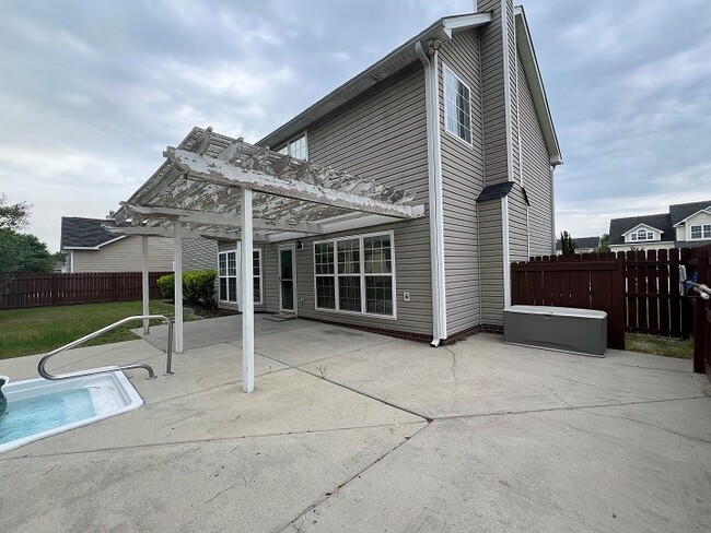 Building Photo - 570 Batty Way