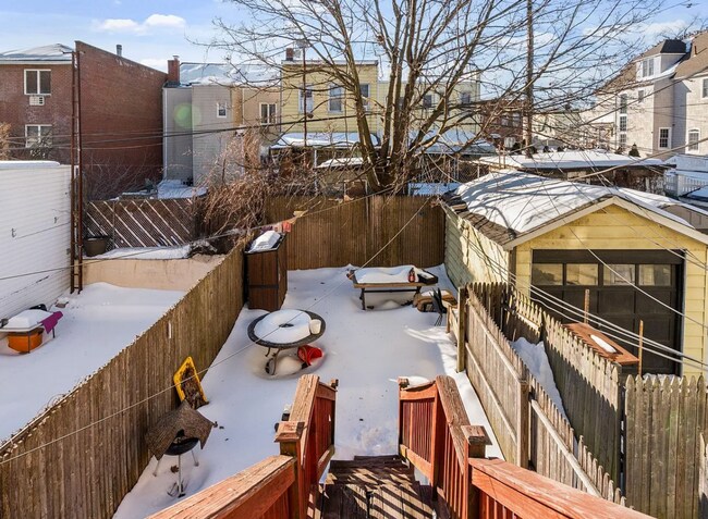 Building Photo - 2 Kitchen Home in Forest Hills