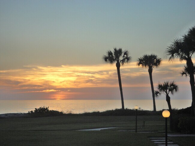 Building Photo - Beautiful MacArthur Beach
