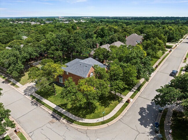 Primary Photo - Exclusive Luxury Lease-124 N Crosstimber T...