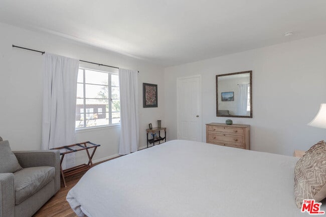 Building Photo - 10959 Strathmore Dr
