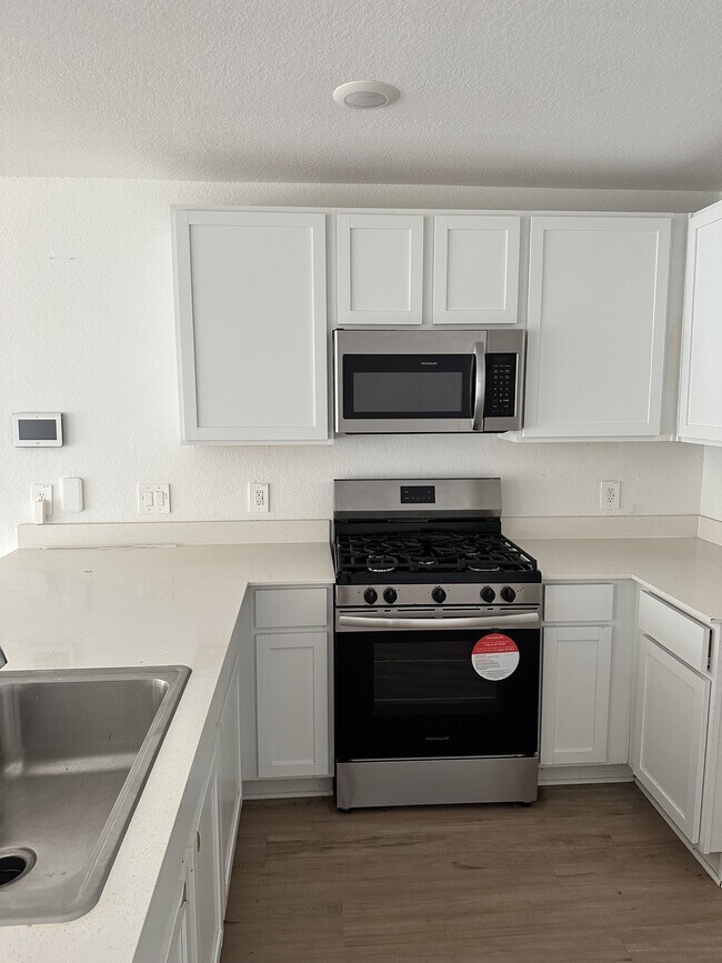 Building Photo - 1558 San Sebastien Dr