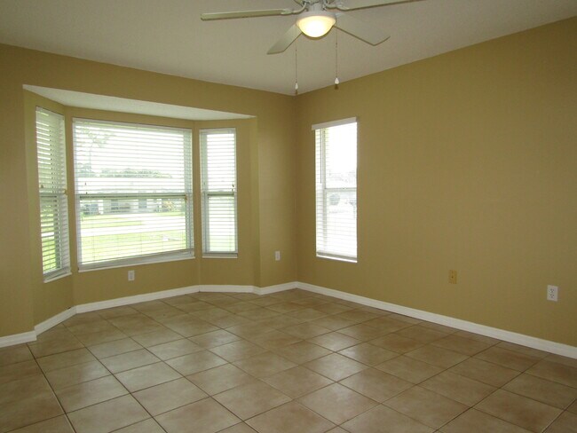 Building Photo - 2624 Valencia Rd