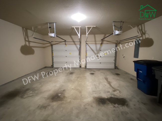 Building Photo - Stunning 4 Bedroom 2 Bathroom 2-Car Garage...