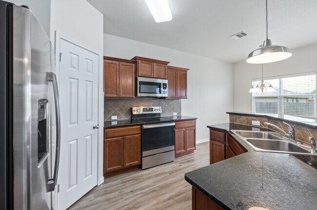 Building Photo - 8011 Fieldstone Dr