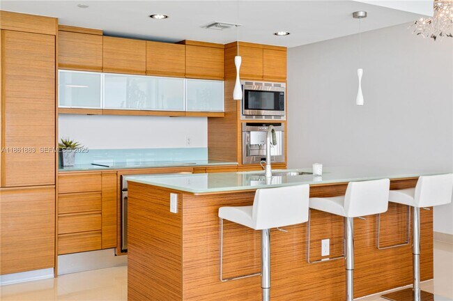 Building Photo - 5875 Collins Ave