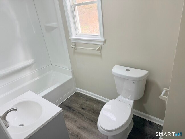 Building Photo - 3 Maple St