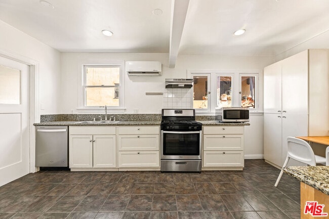 Building Photo - 423 N Orange Dr