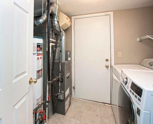 Building Photo - 707 Clover Hill Ct