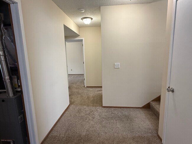 Building Photo - 2528 Birchview Ln