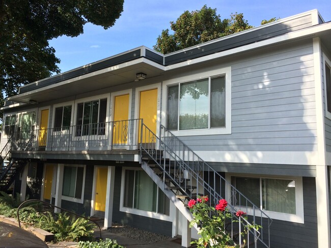 Building Photo - Super cute top level 1 bed w/ washer/dryer...