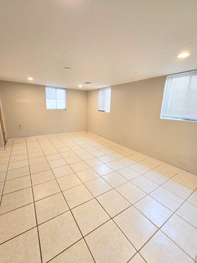 Building Photo - Super Spacious & Updated 1-Bed, 1-Bath Apa...