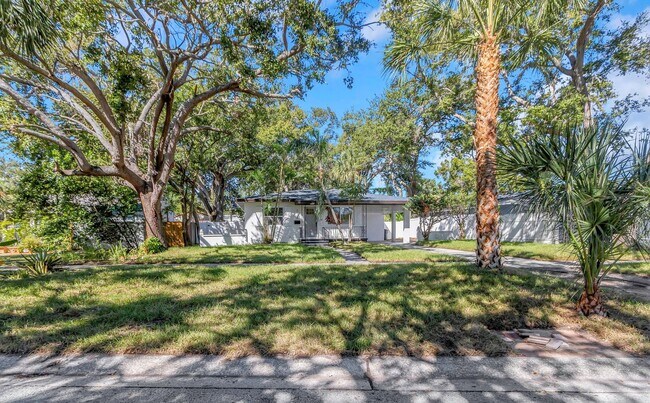Building Photo - 2710 Boca Ciega Dr N