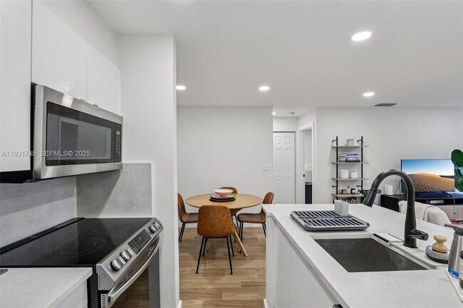 Building Photo - 2926 S University Dr