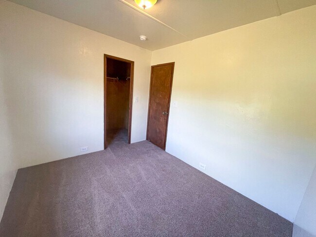 Building Photo - Pet-friendly Home located in sunny Ridgewood
