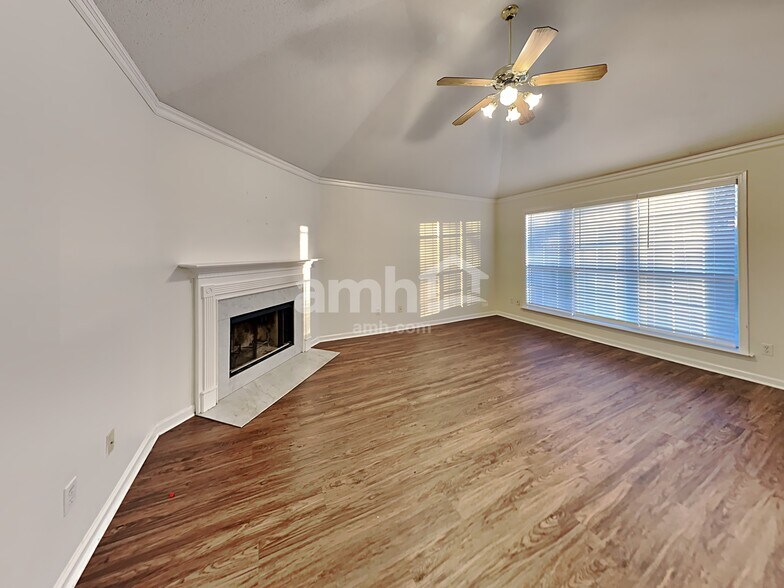 Building Photo - 10085 Woodland Grove Dr