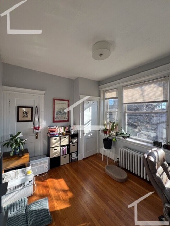 Building Photo - Gorgeous sunny apartment available now due to a lease break - great deal!