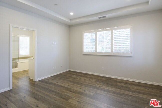 Building Photo - 50 Twin Flower