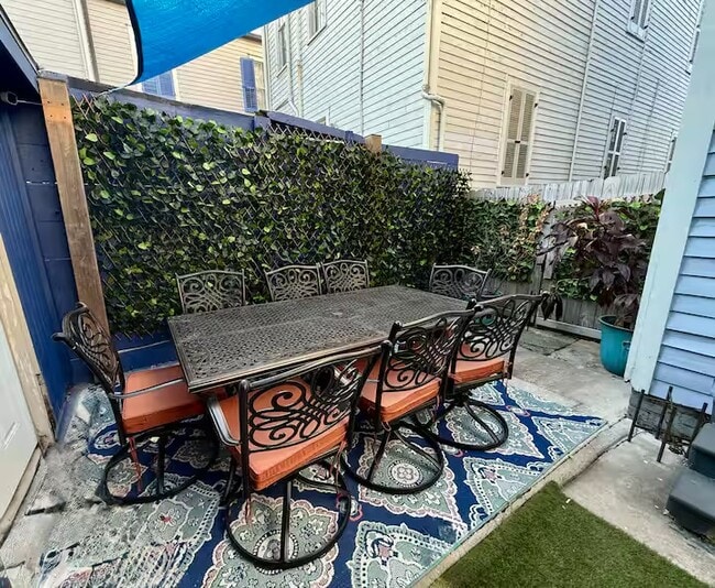 Building Photo - 1525 Melpomene St