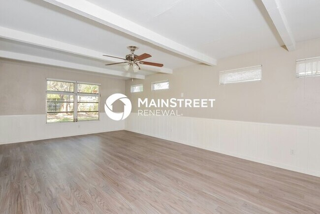 Building Photo - 3 Bedroom Pet-Friendly Home in Sarasota, FL with Main Street Renewal