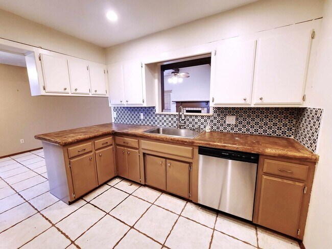 Building Photo - Spacious Living in a Prime Yukon Location