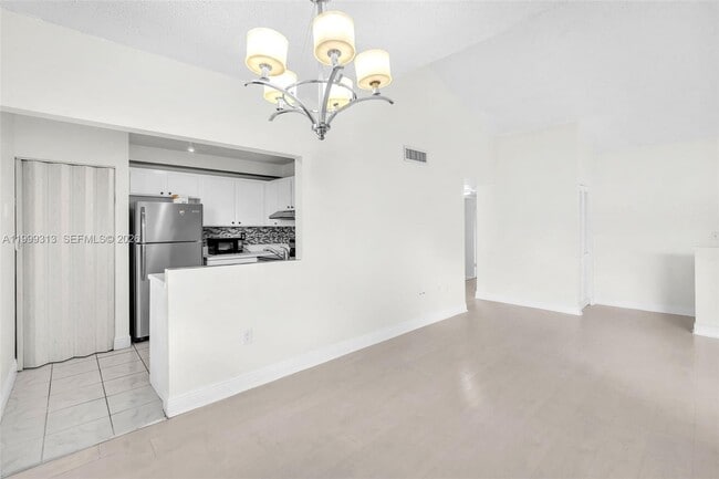 Building Photo - 685 W Park Dr