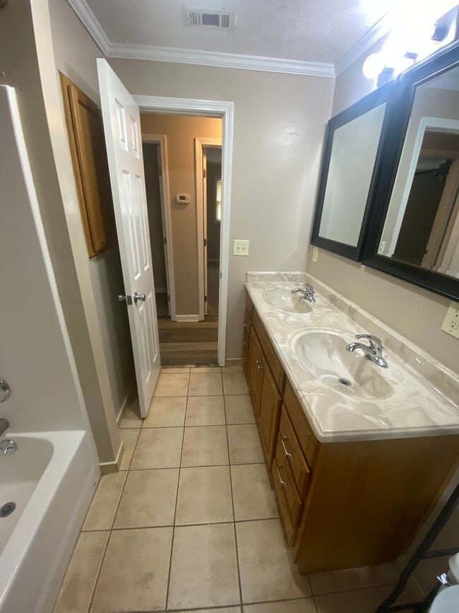 Building Photo - 206 Webb Rd