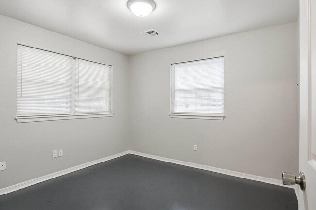 Building Photo - 3717 N Eagle Ln