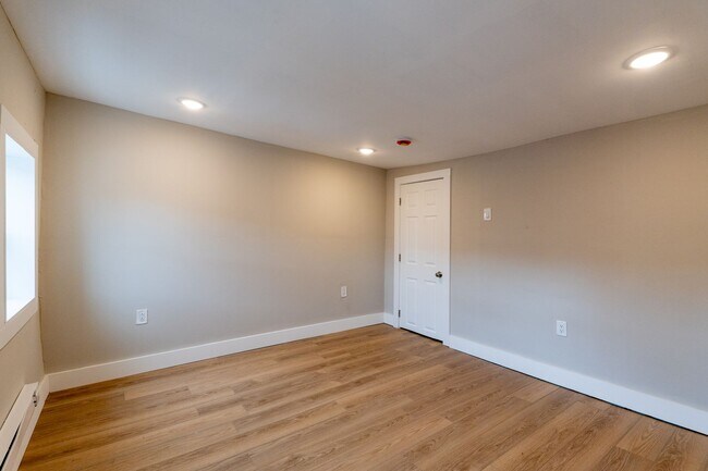 Building Photo - Newly rehabbed 3 bedroom