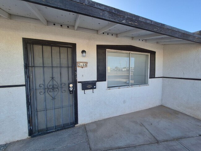 Building Photo - Large 4 Bed 2 Bath House