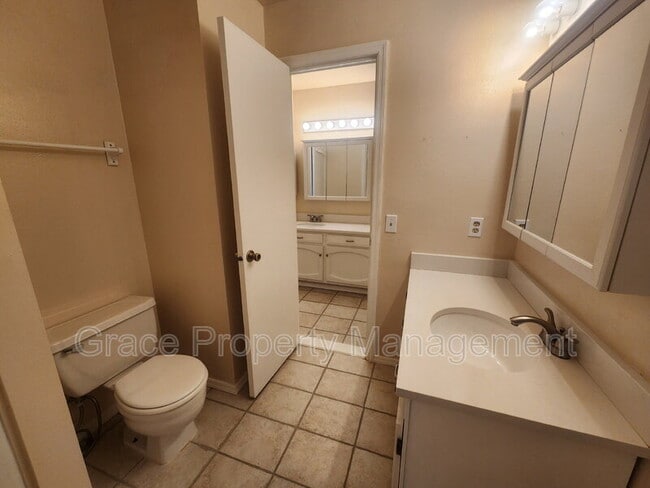 Building Photo - 3300 Queen Ct