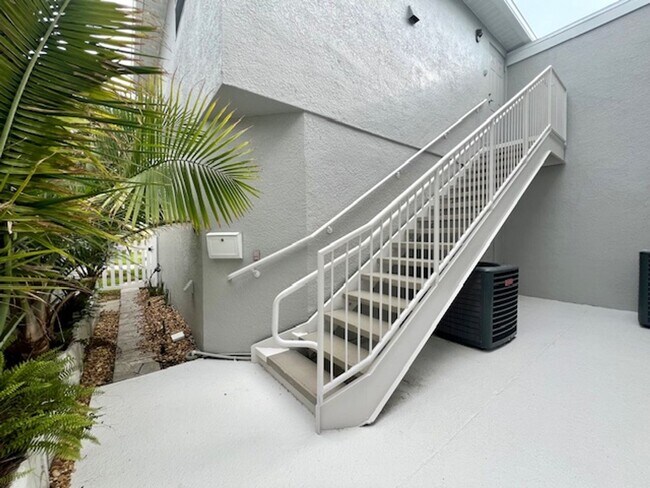 Building Photo - MOVE IN MAY-Water & electricity included 1x1 above garage apartment!! Full kitchen & bathroom!! W...