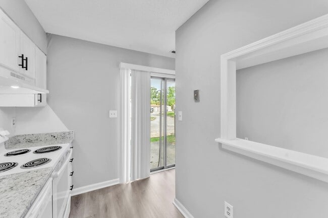Building Photo - *NEWLY RENOVATED* 2 Bedroom Townhouse in D...