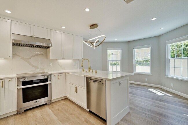 Building Photo - Beautiful and spacious 3 bedroom 2.5 bath ...