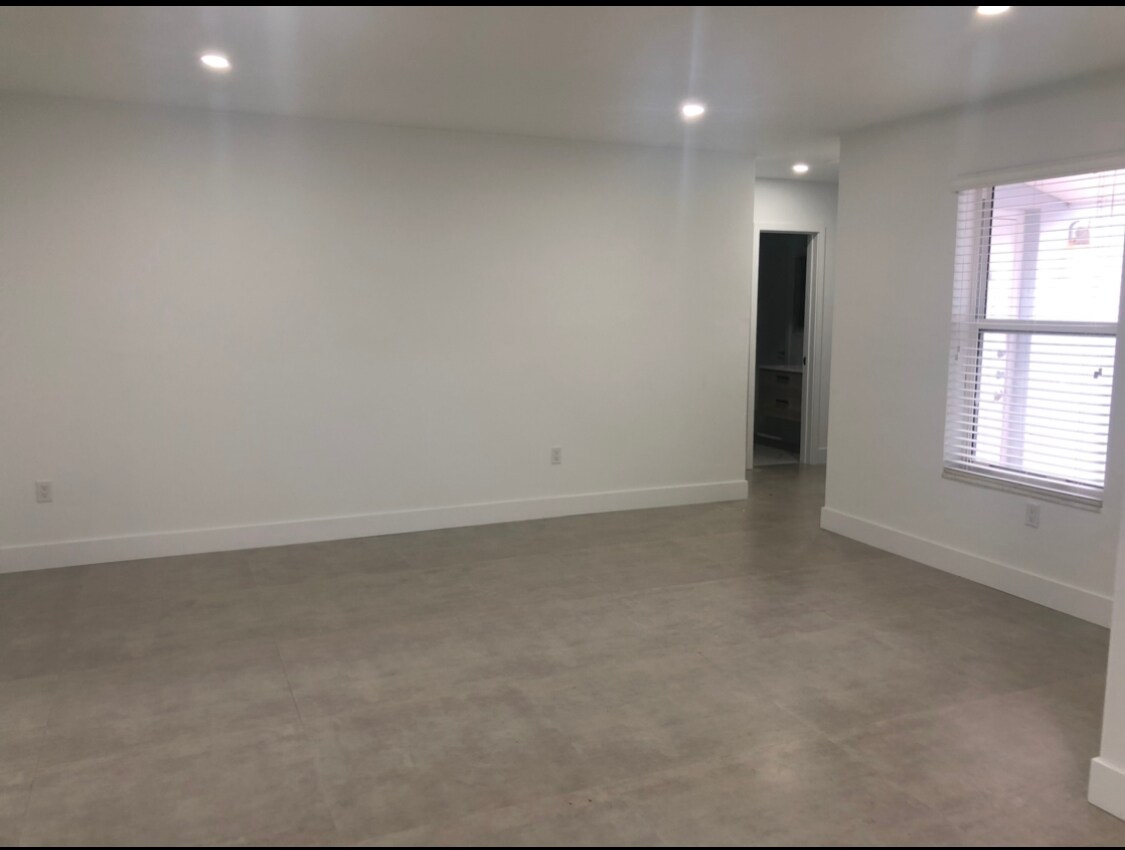 Building Photo - 339 Alesio Ave