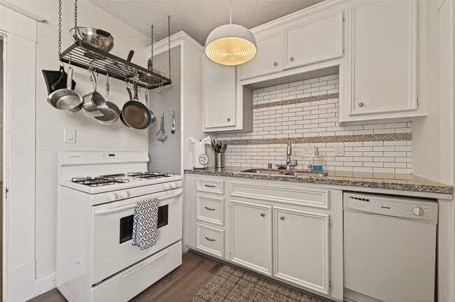 Building Photo - 324 W Alabama St