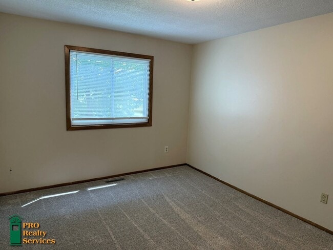 Building Photo - 3 Bedroom Home in Maple Grove