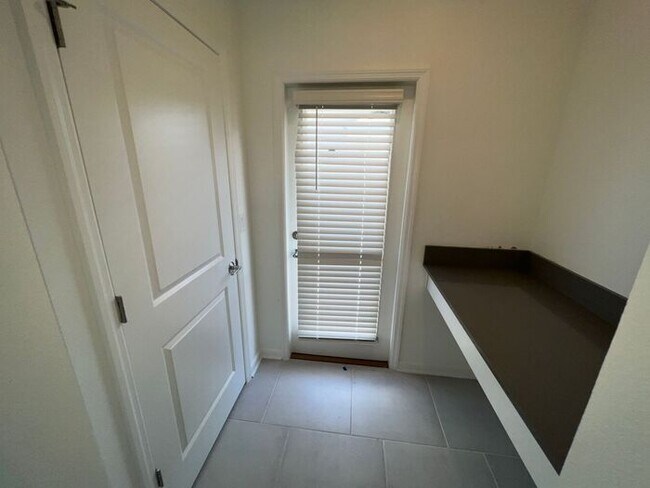 Building Photo - Nearly New 4 bedroom 2.5 bath St. Cloud ho...