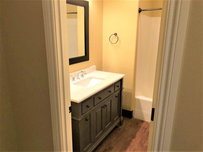 Building Photo - 4 Bed 4 bath Close to OSU