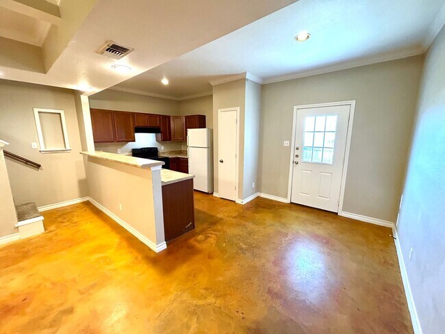 Building Photo - AVAILABLE NOW! 3 Bedroom 2.5 Bathroom Town...