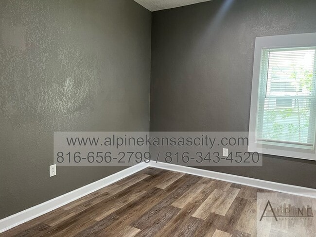 Building Photo - Updated NE Home!