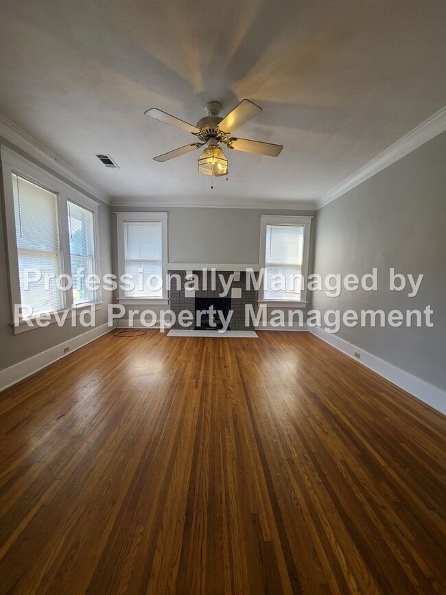 Building Photo - Large upstairs apartment in Midtown!