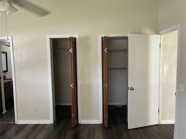 Building Photo - 2621 Island Oaks W
