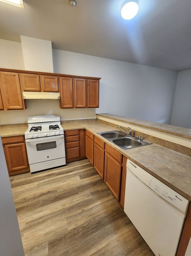Building Photo - Spacious 1 Bed, 1 Bath Apartment with Priv...